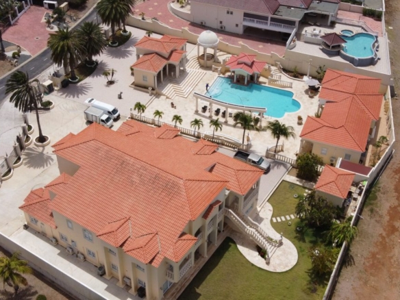 Golf & Country Club Mansion + Guest House