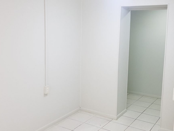 Tanki Leendert – Building for sale on Main Road