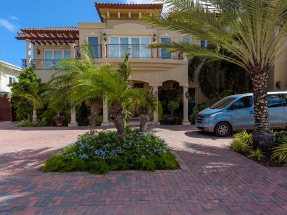Malmok – Mansion – Walk to Boca Catalina Beach