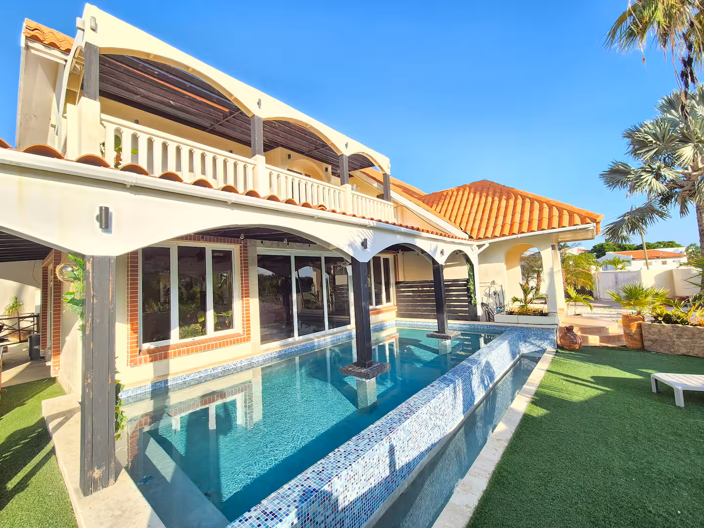 Saliña Villa – 3-Bedroom Lakeview Escape w/ Infinity Pool near Palm Beach