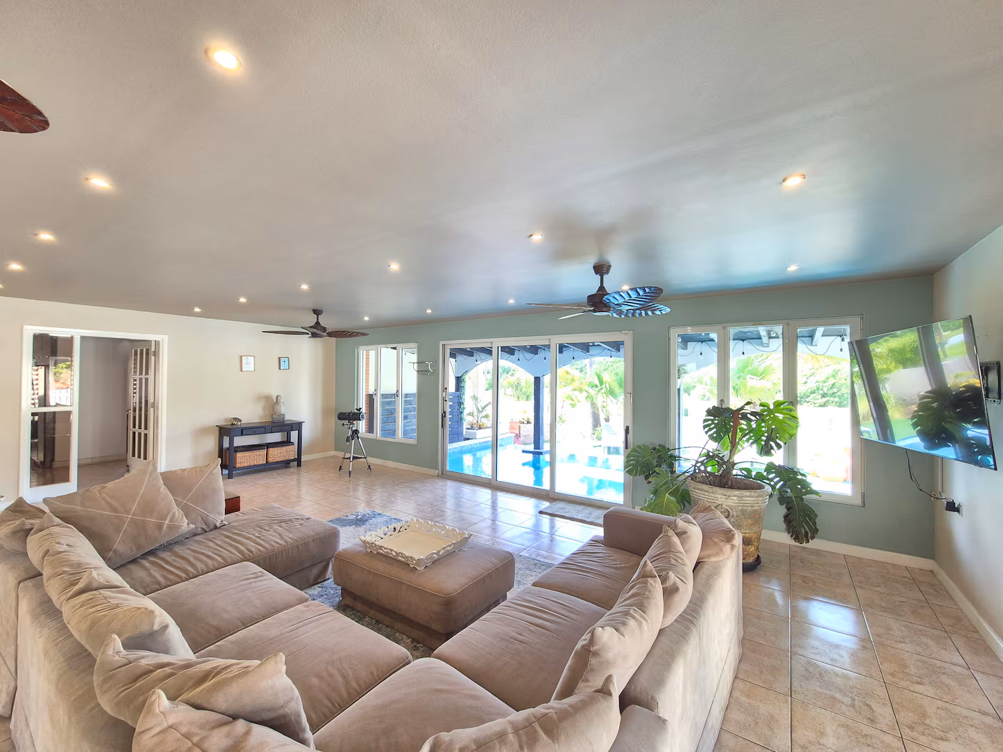 Saliña Villa – 3-Bedroom Lakeview Escape w/ Infinity Pool near Palm Beach