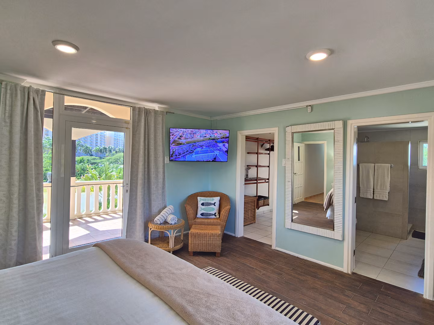 Saliña Villa – 3-Bedroom Lakeview Escape w/ Infinity Pool near Palm Beach