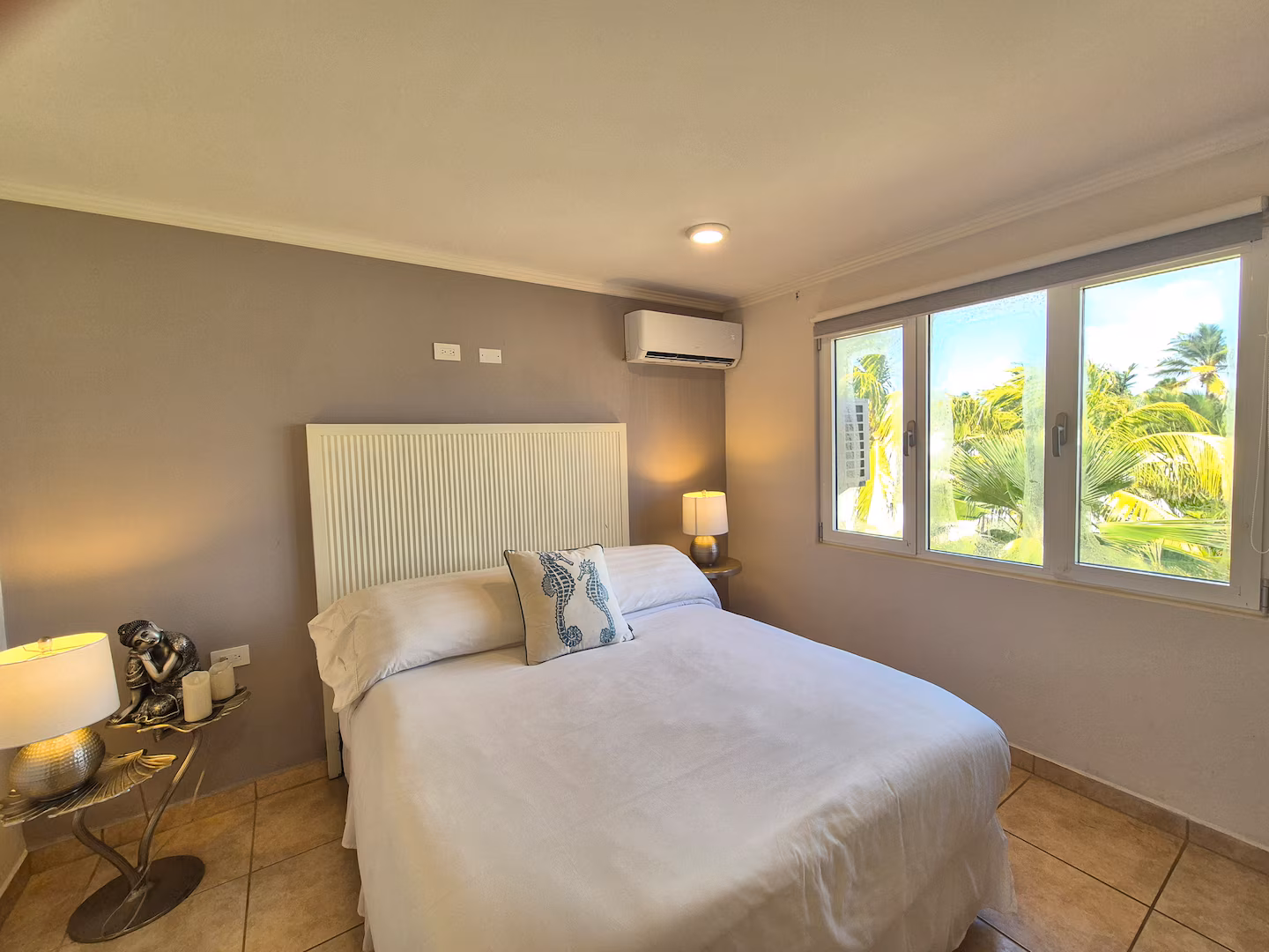 Saliña Villa – 3-Bedroom Lakeview Escape w/ Infinity Pool near Palm Beach