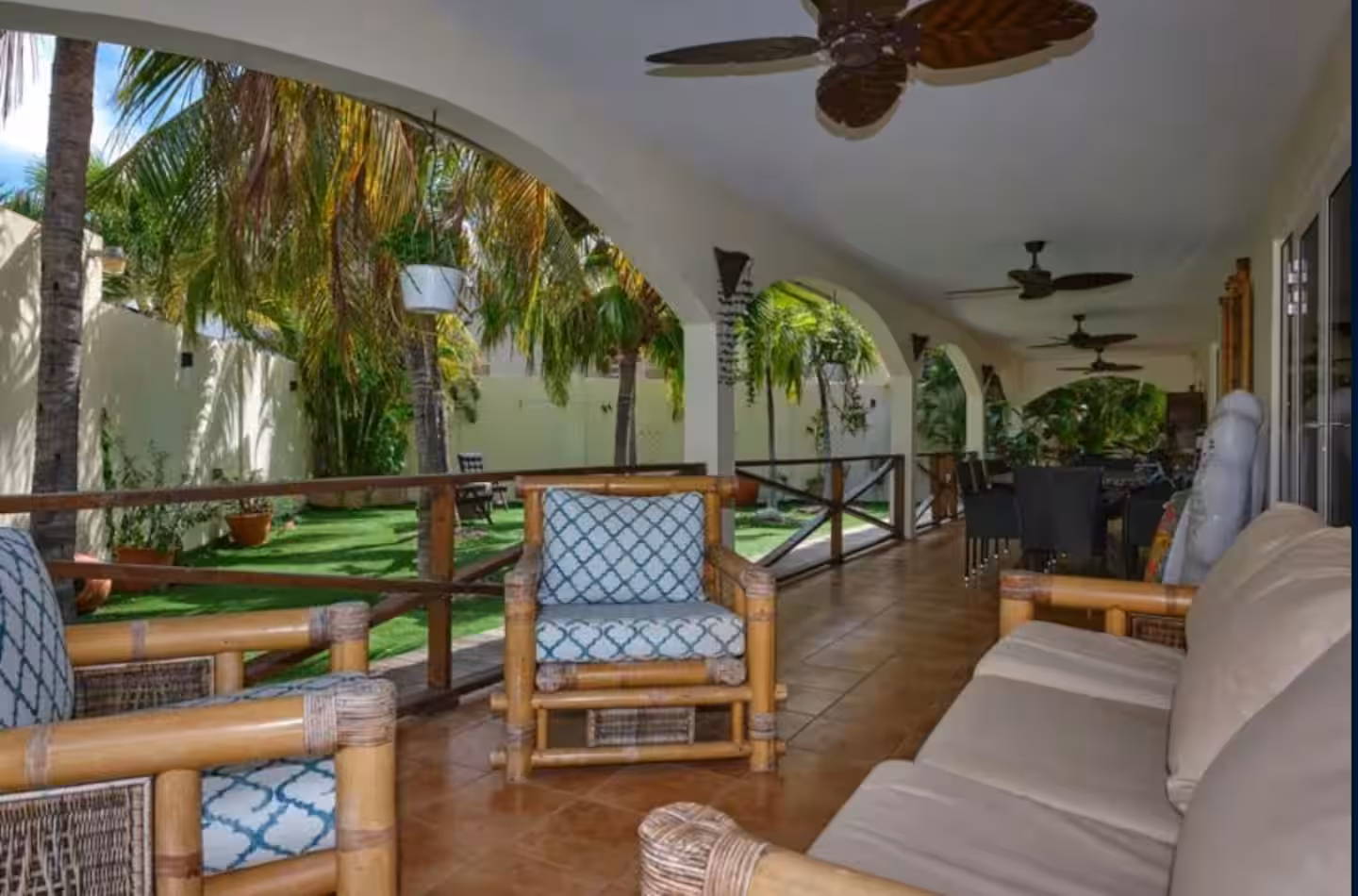 Saliña Villa – 3-Bedroom Lakeview Escape w/ Infinity Pool near Palm Beach