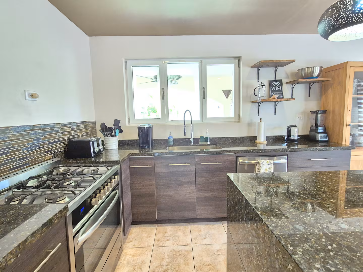 Saliña Villa – 3-Bedroom Lakeview Escape w/ Infinity Pool near Palm Beach
