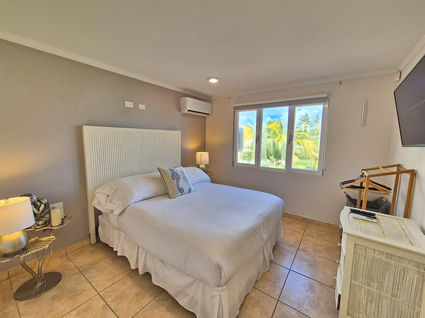 Saliña Villa – 3-Bedroom Lakeview Escape w/ Infinity Pool near Palm Beach