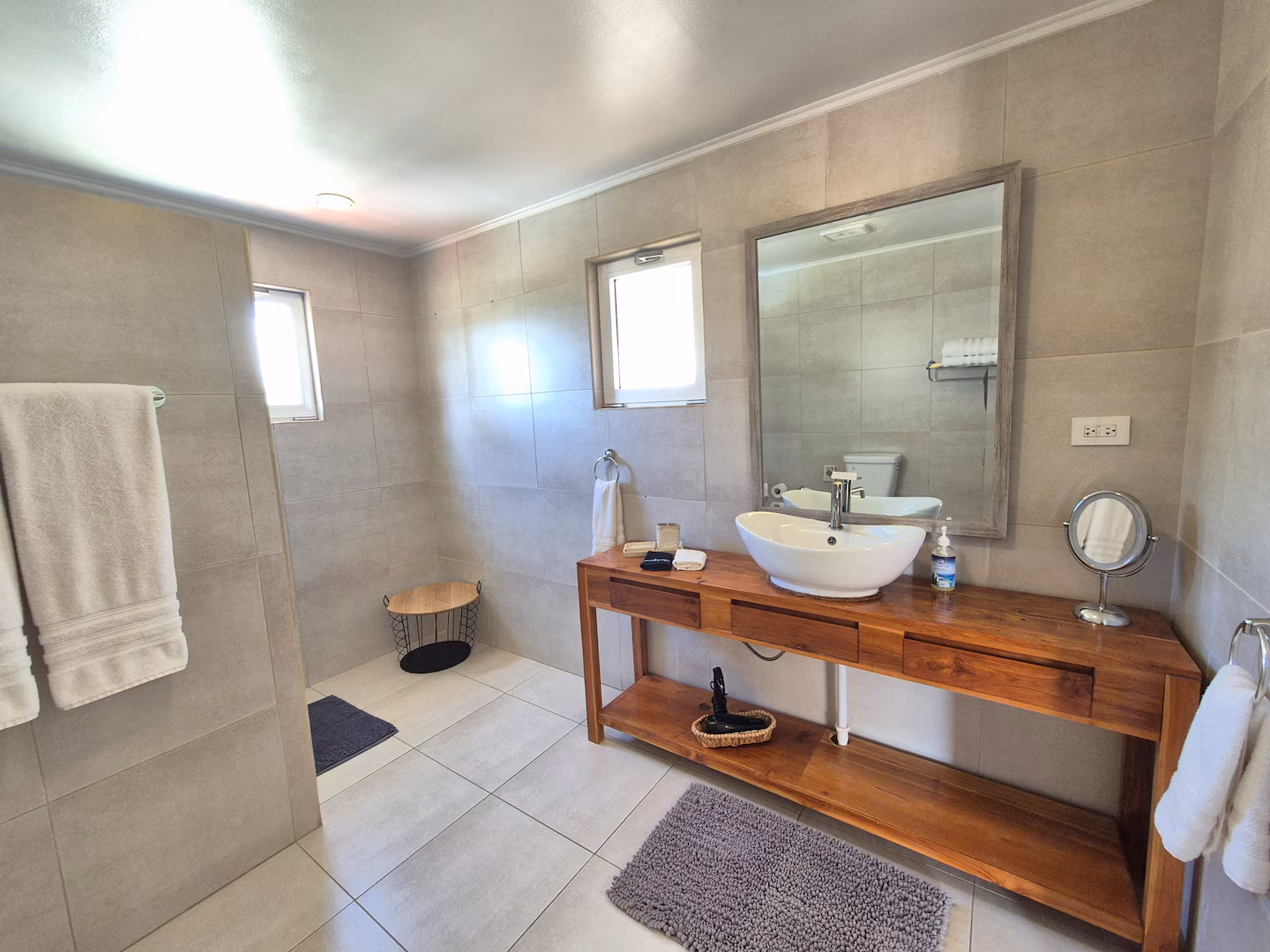 Saliña Villa – 3-Bedroom Lakeview Escape w/ Infinity Pool near Palm Beach