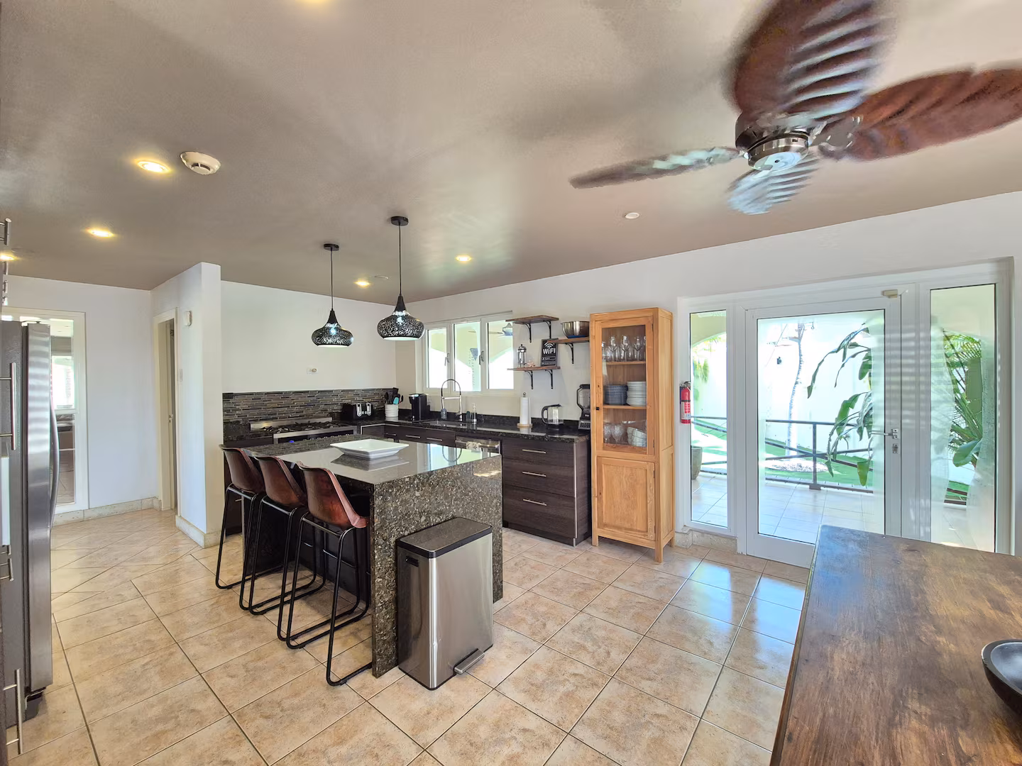 Saliña Villa – 3-Bedroom Lakeview Escape w/ Infinity Pool near Palm Beach