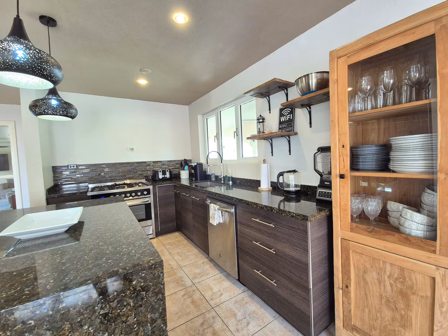 Saliña Villa – 3-Bedroom Lakeview Escape w/ Infinity Pool near Palm Beach