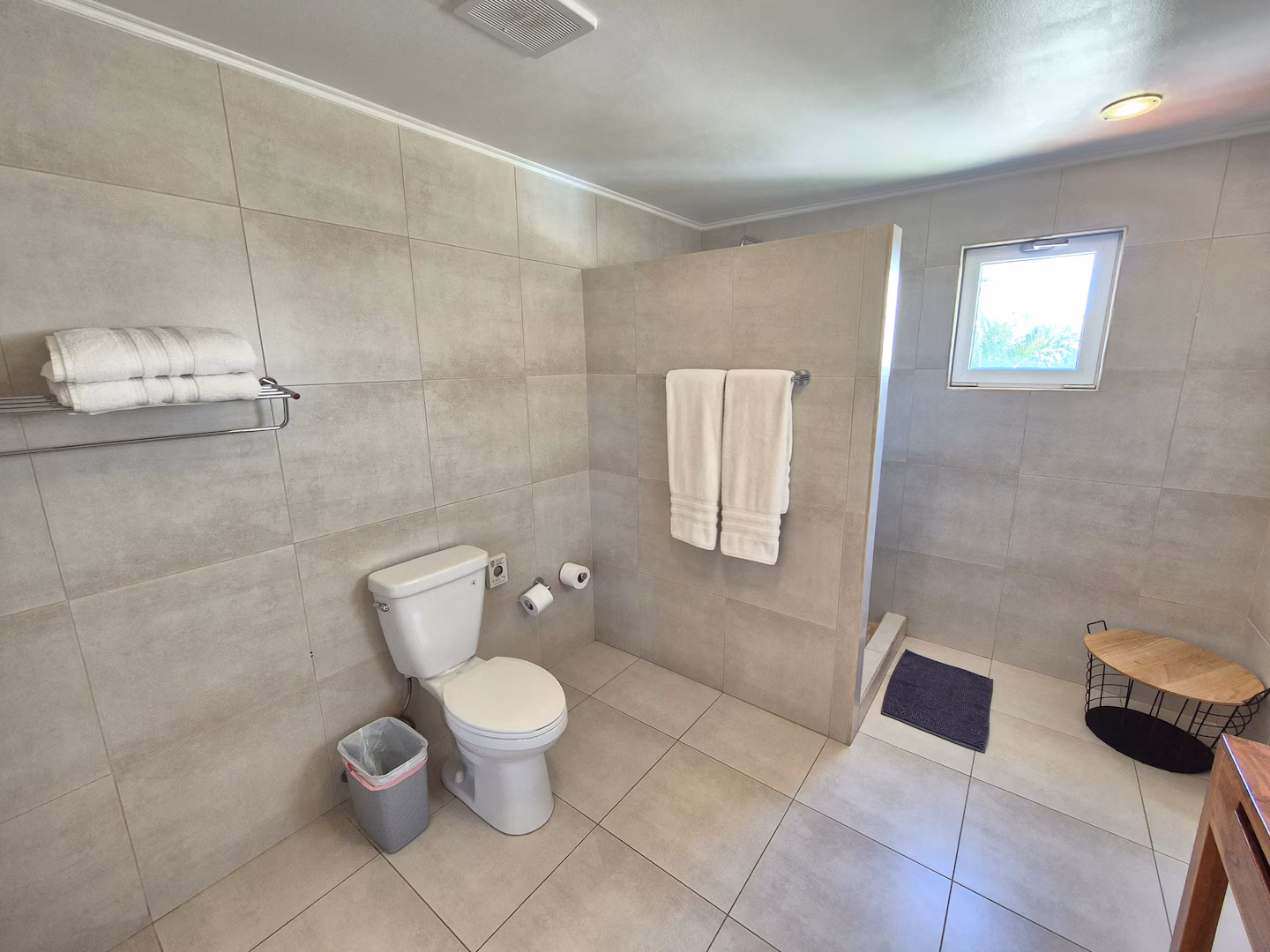Saliña Villa – 3-Bedroom Lakeview Escape w/ Infinity Pool near Palm Beach