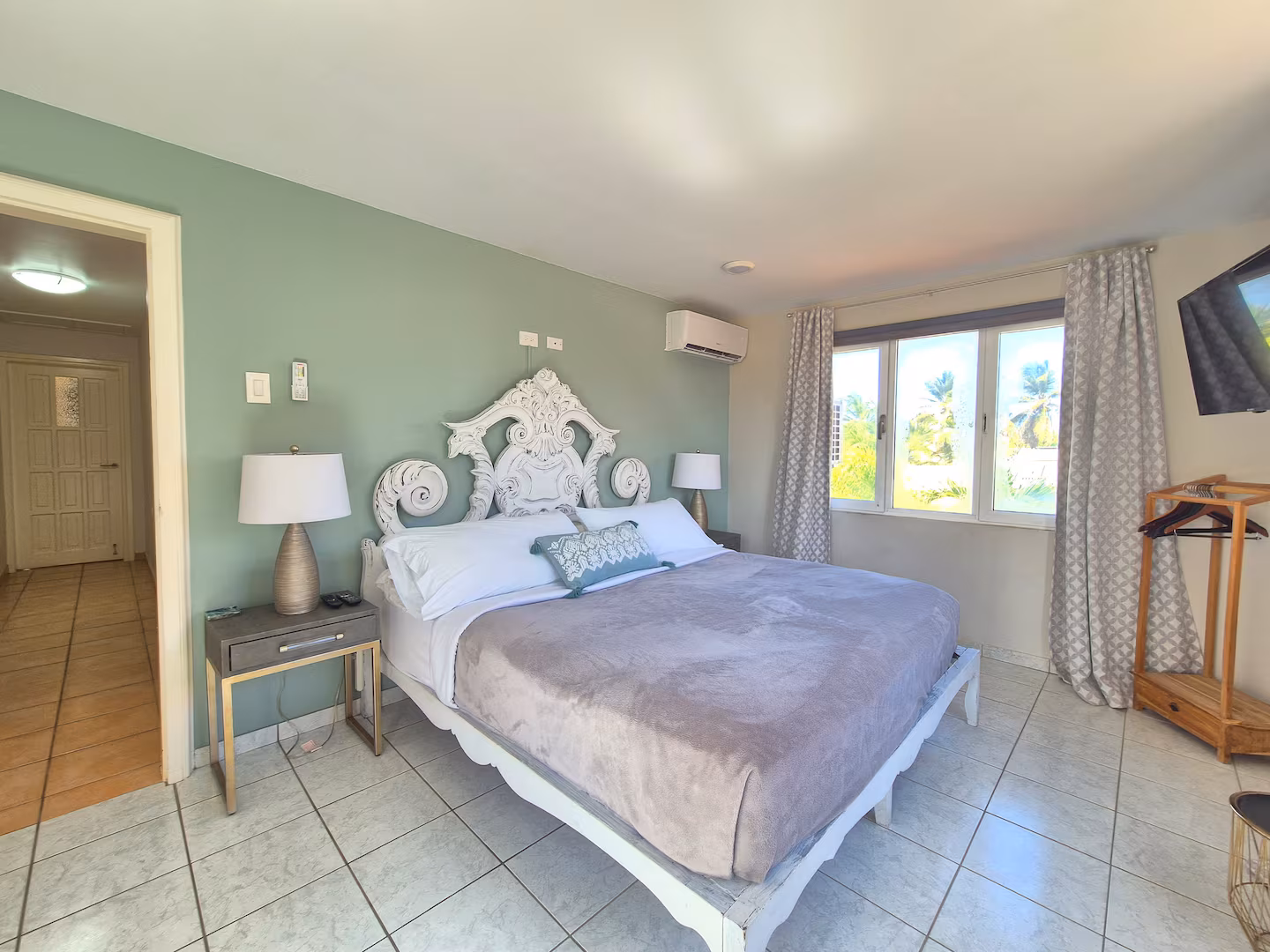 Saliña Villa – 3-Bedroom Lakeview Escape w/ Infinity Pool near Palm Beach