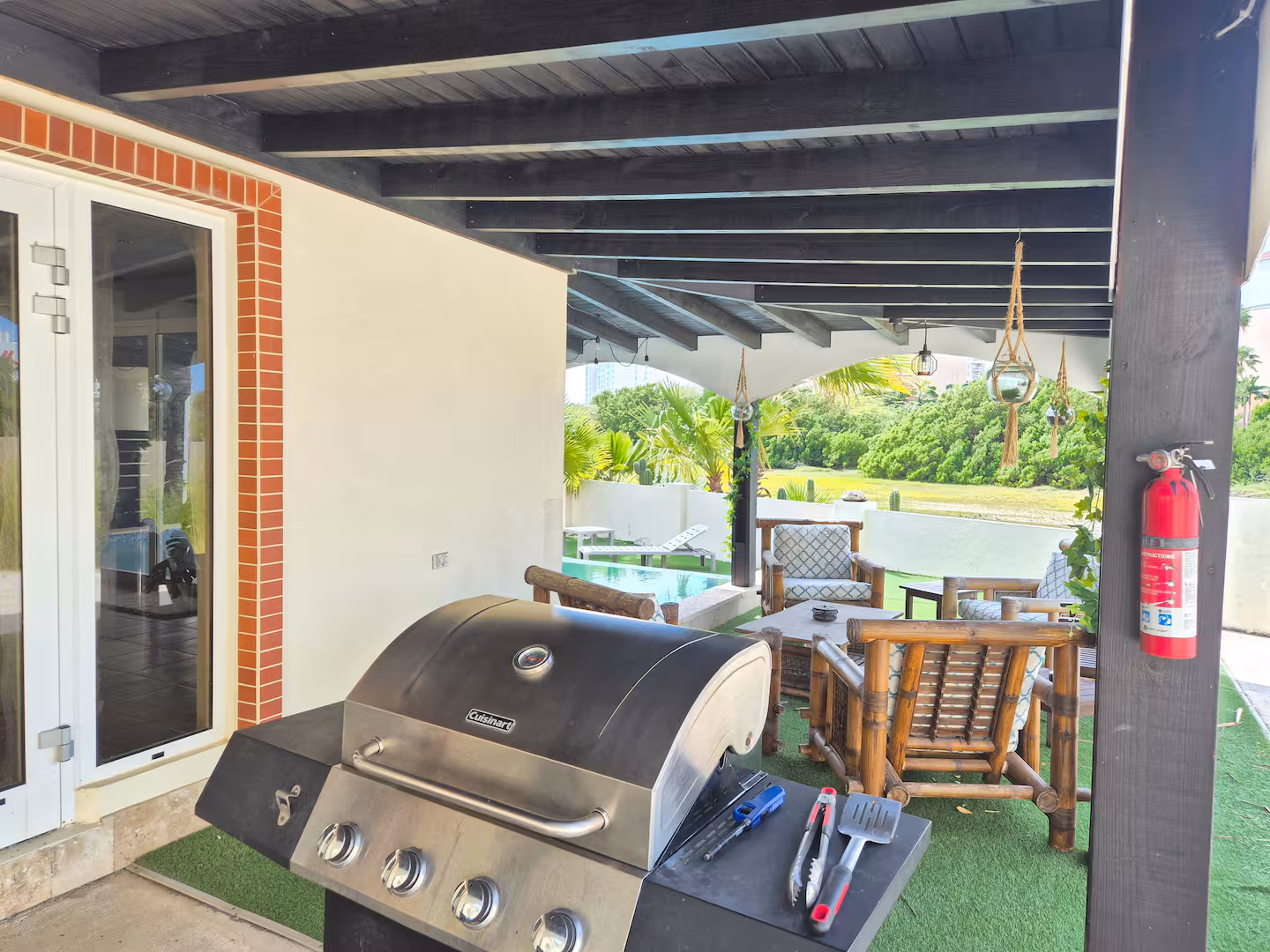 Saliña Villa – 3-Bedroom Lakeview Escape w/ Infinity Pool near Palm Beach