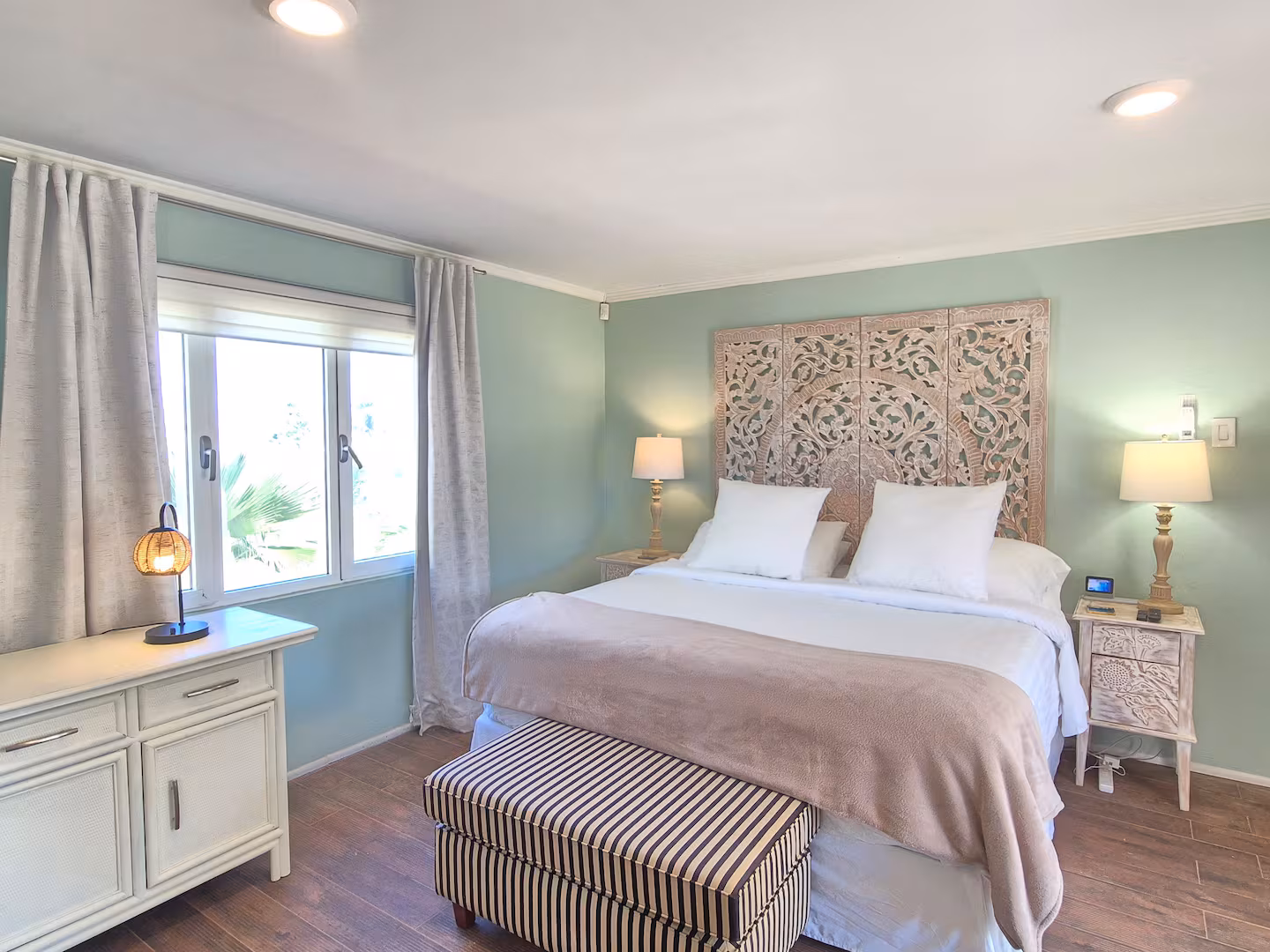 Saliña Villa – 3-Bedroom Lakeview Escape w/ Infinity Pool near Palm Beach